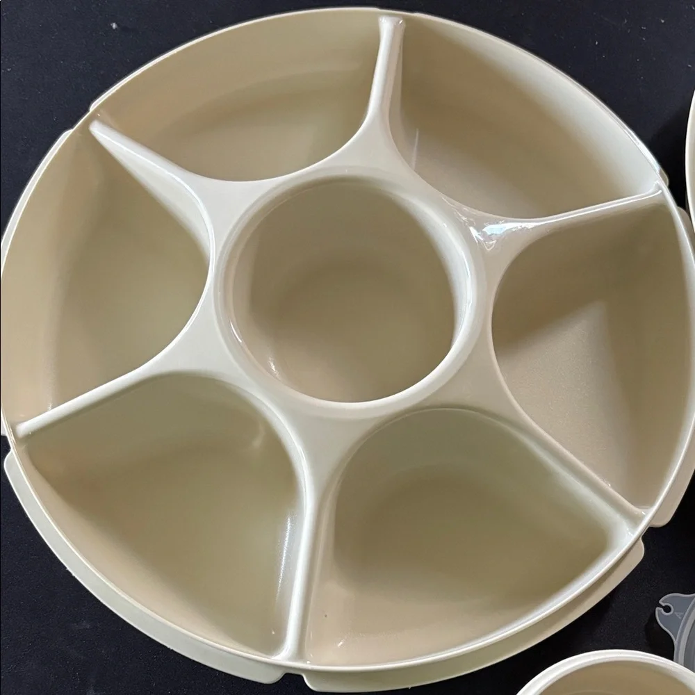 Tupperware Beige Snack Server with Lid